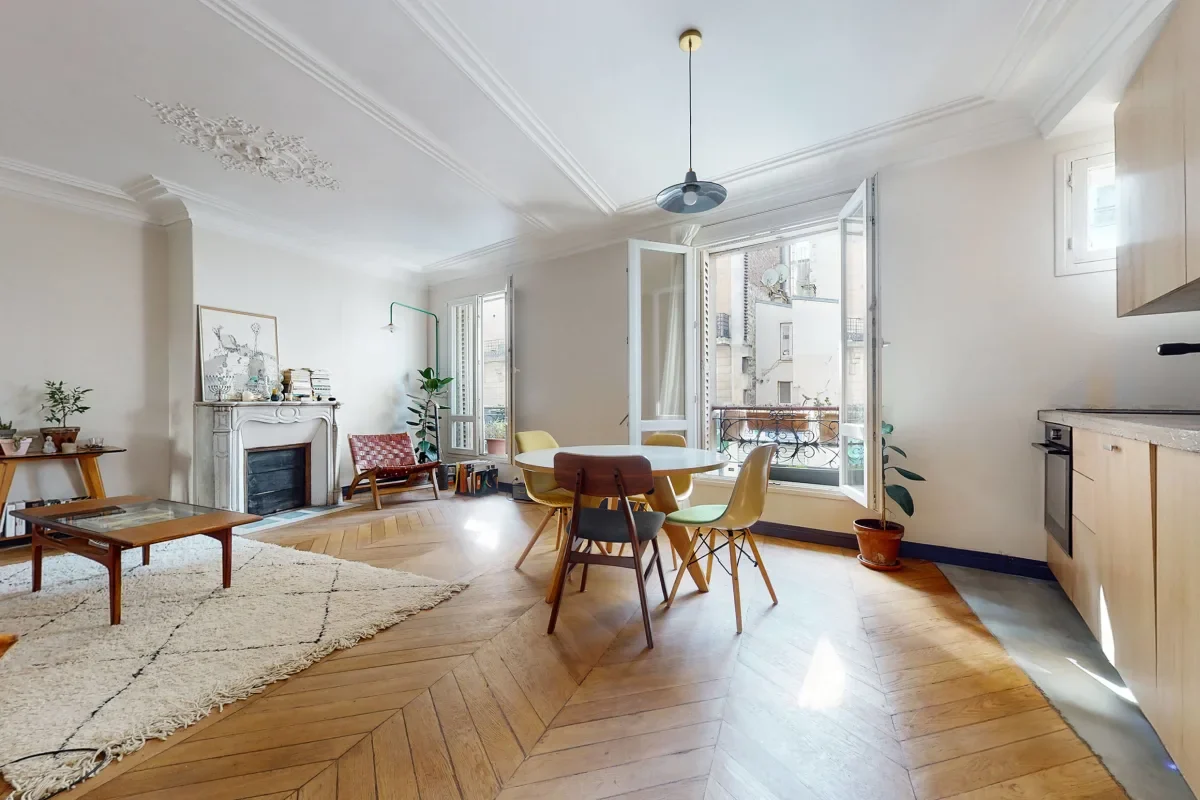 Étienne Dolet apartment mixing heritage details and colour