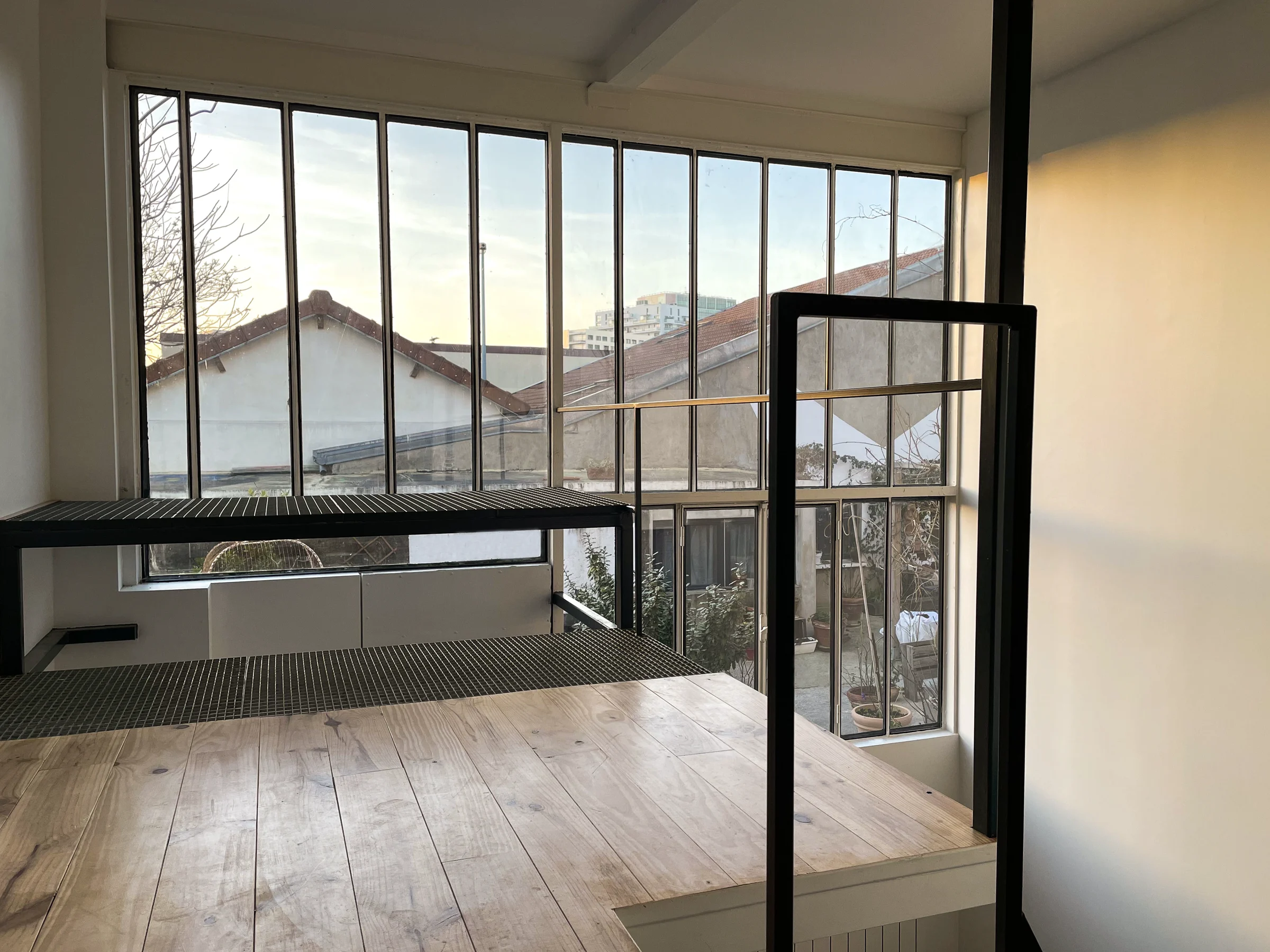 Mini loft with a large steel-framed window · 03