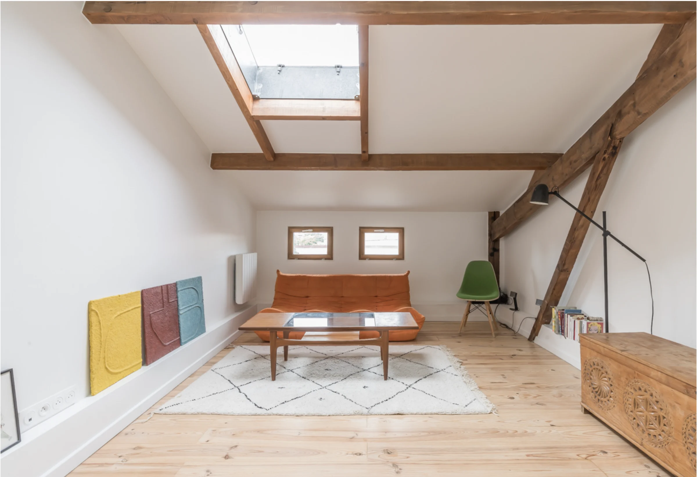 Studio sous combles avec poutres en bois et mezzanine · 02