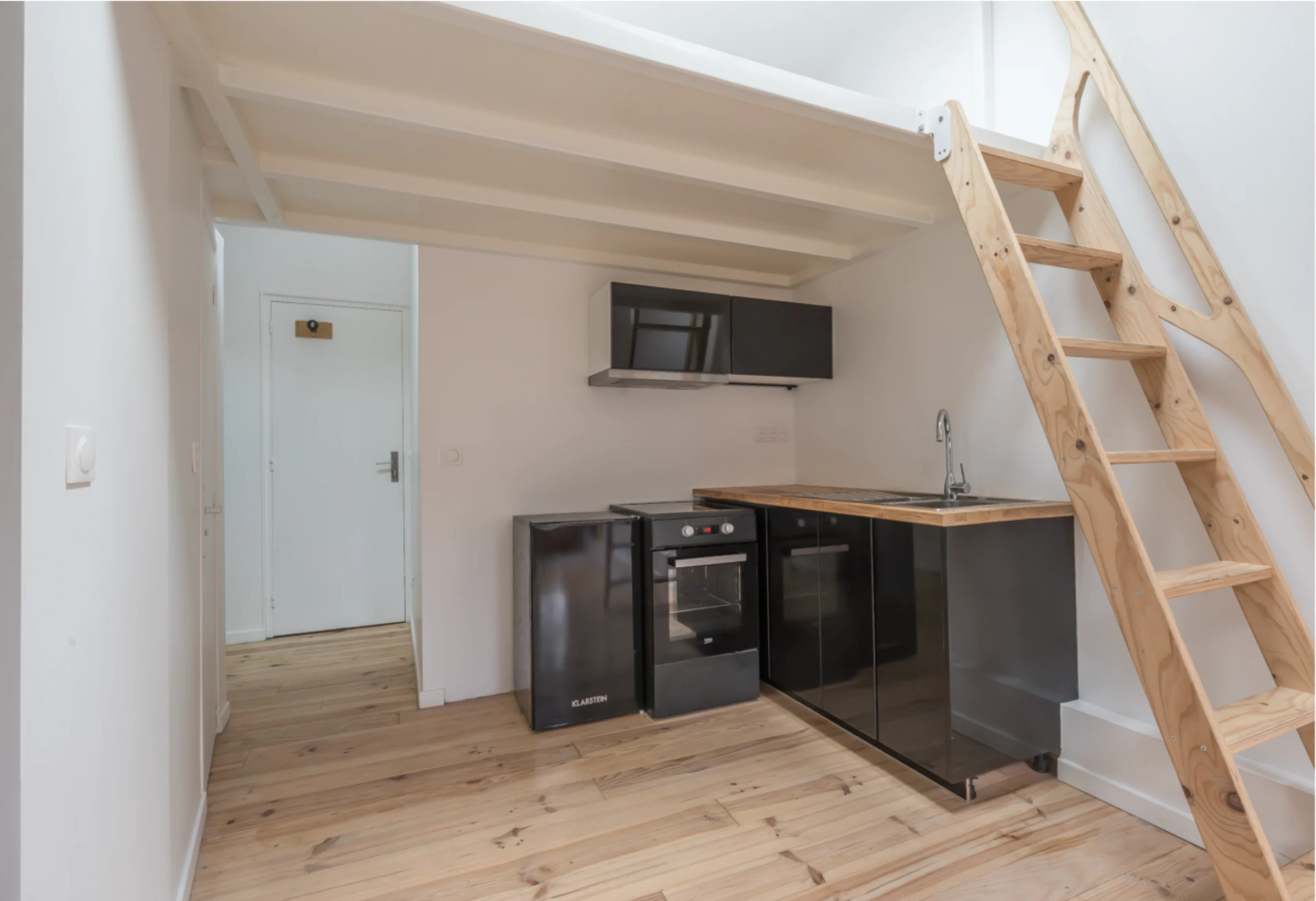 Studio sous combles avec poutres en bois et mezzanine · 04