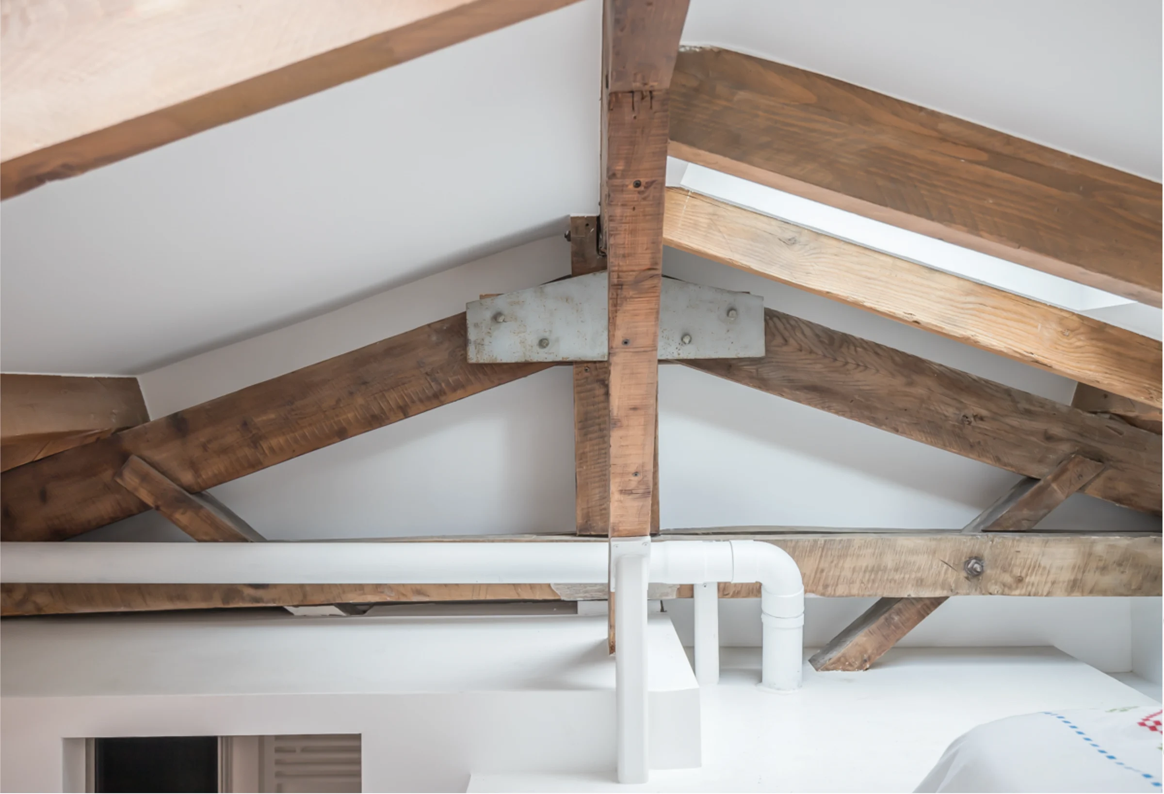 Studio sous combles avec poutres en bois et mezzanine · 06