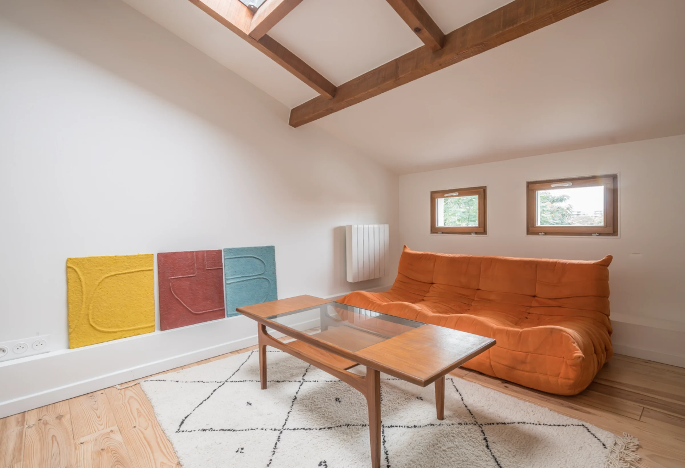 Studio sous combles avec poutres en bois et mezzanine · 08